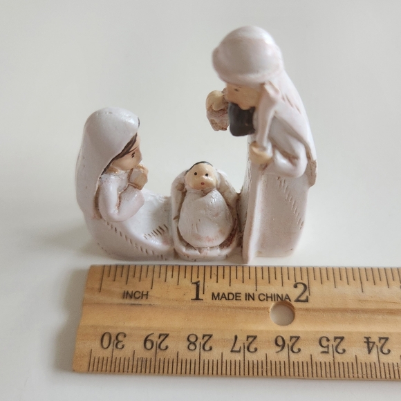 NEW! Holy Family Resin Figurine - Picture 4 of 10